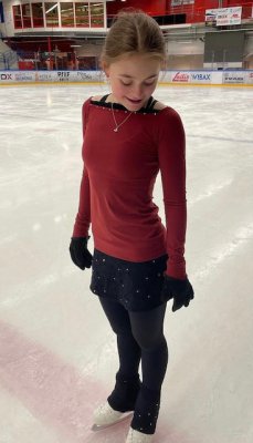 Karisma Titta Topp med krås - Nairobi Lady Red - Tinas Figure Skating Shop